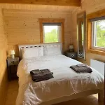 Log With Hot Tub Large Patio Near 펜션 *