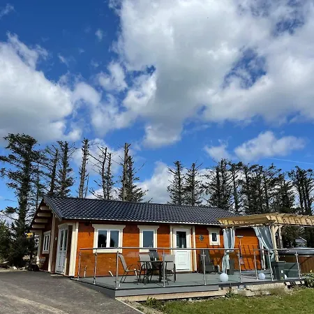 Hébergement de vacances Log With Hot Tub Large Patio Near